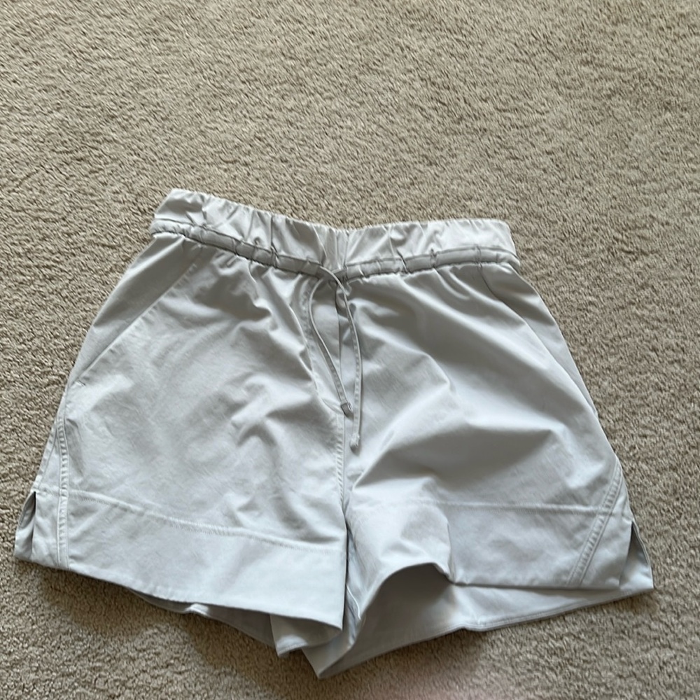 Lululemon cinchable waist shorts 3.5, bone